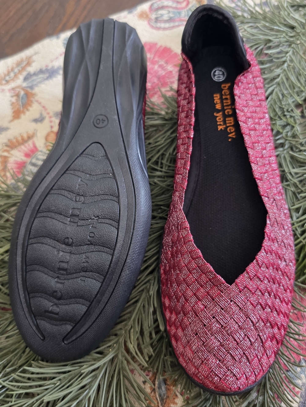 bernie mev. Women's Catwalk Flats in Burgundy Shimmer
